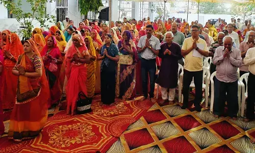 भागवत कथा में सभी भक्तों ने विमान हादसे में मृत लोगों को भावपूर्ण श्रद्धांजलि अर्पित की