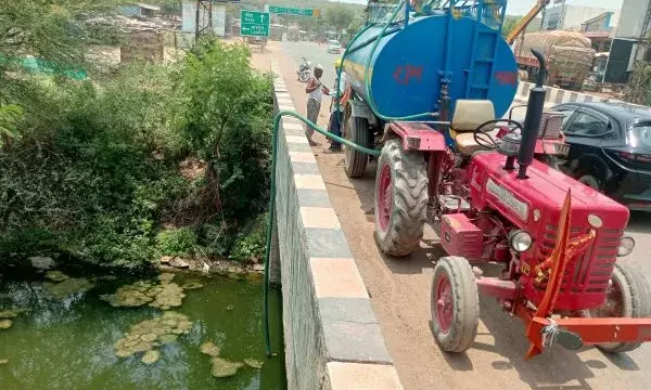 लाडपुरा में पानी के टैंकर को ग्रामीणों ने कराया खाली