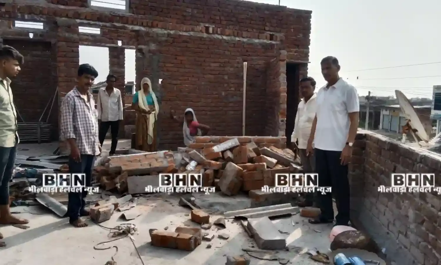 पीड़ित परिवार के घर पर पहुंचे सभा पति घटना का लिया जायजा