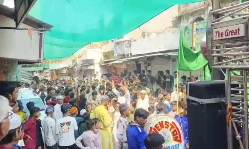 धूमधाम से निकला जुलूस, कव्वालियों की गूंज के साथ चढ़ी चादर
