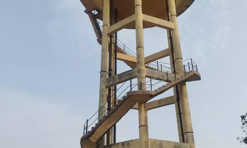 जलापूर्ति व्यवस्था ठप, कुंआ, बावड़ी व हैंडपंप से दूर दराज से लाना पड रहा पानी