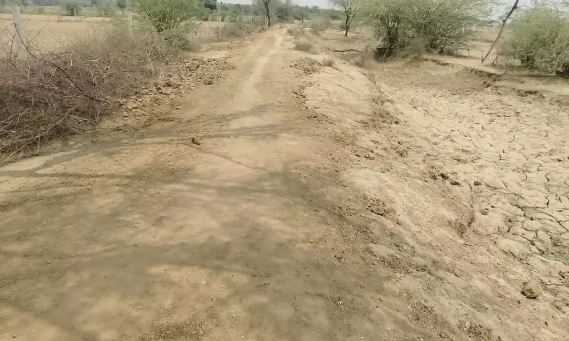 नरेगा में जेसीबी चलाने के नाम पर 200 रुपये वसूली कर कार्य नहीं कराने का आरोप नरेगा में जेसीबी चलाने के नाम पर 200 रुपये वसूली कर कार्य नहीं कराने का आरोप