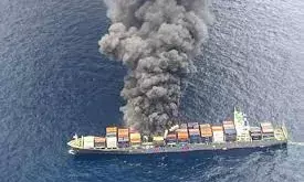 केरल तट के पास  सिंगापुर के जहाज में लगी  भयानक आग,भारतीय तटरक्षक बल नौसेना और वायु सेना ने मिलकर  किया रेस्क्यू