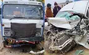 ट्रक और कार की आमने-सामने की टक्कर में तीन युवकों की मौत ट्रक और कार की आमने-सामने की टक्कर में तीन युवकों की मौत