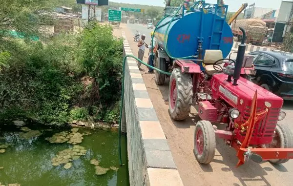 लाडपुरा में पानी के टैंकर को ग्रामीणों ने कराया खाली लाडपुरा में पानी के टैंकर को ग्रामीणों ने कराया खाली