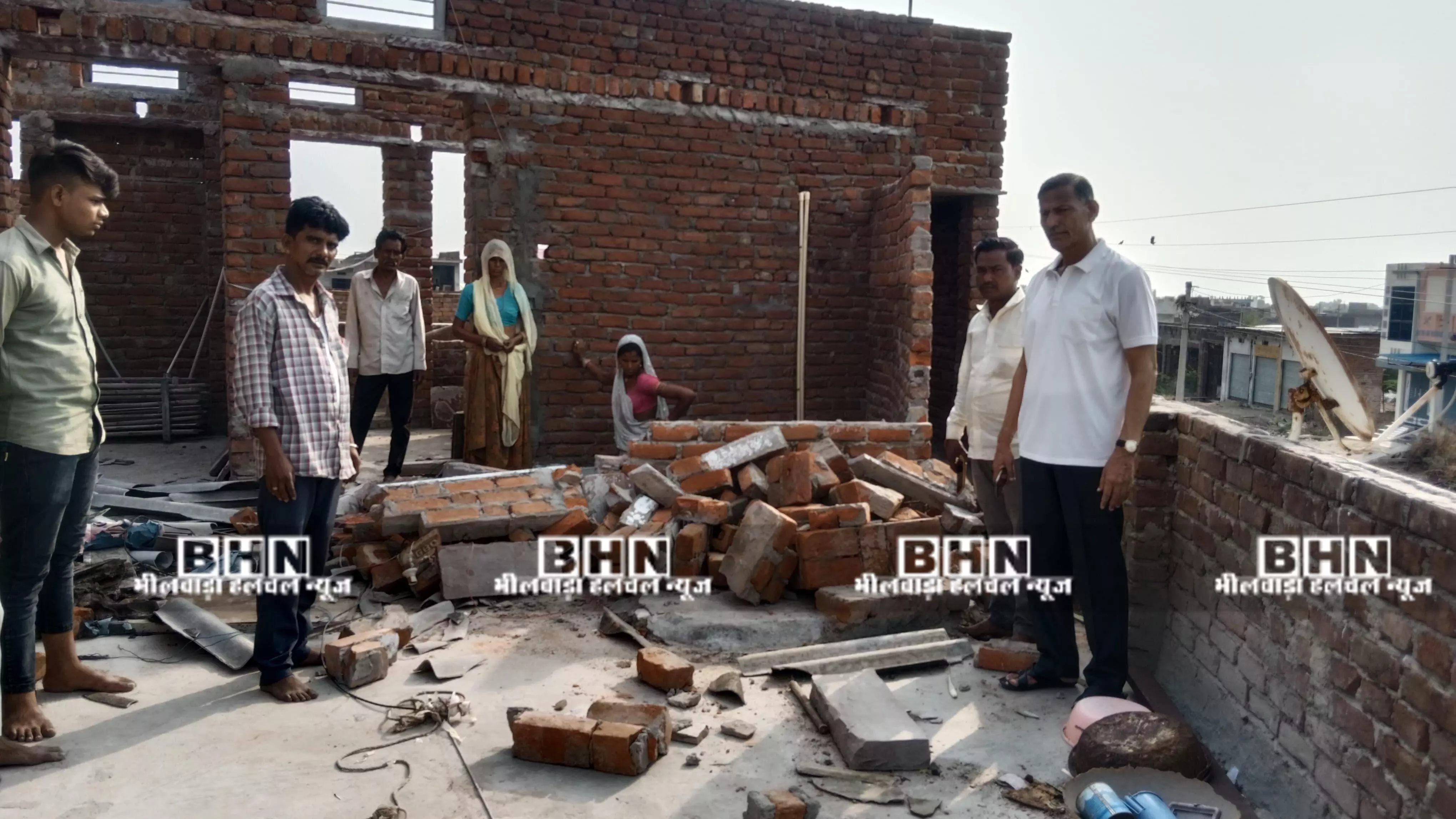 पीड़ित परिवार के घर पर पहुंचे सभा पति घटना का लिया जायजा पीड़ित परिवार के घर पर पहुंचे सभा पति घटना का लिया जायजा