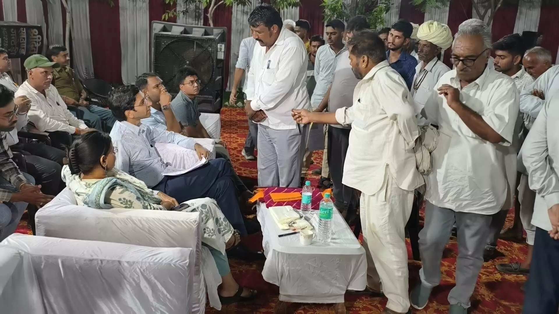 रात्रि चौपाल में आमजन की समस्याएं सुन दिए त्वरित समाधान के निर्देश रात्रि चौपाल में आमजन की समस्याएं सुन दिए त्वरित समाधान के निर्देश