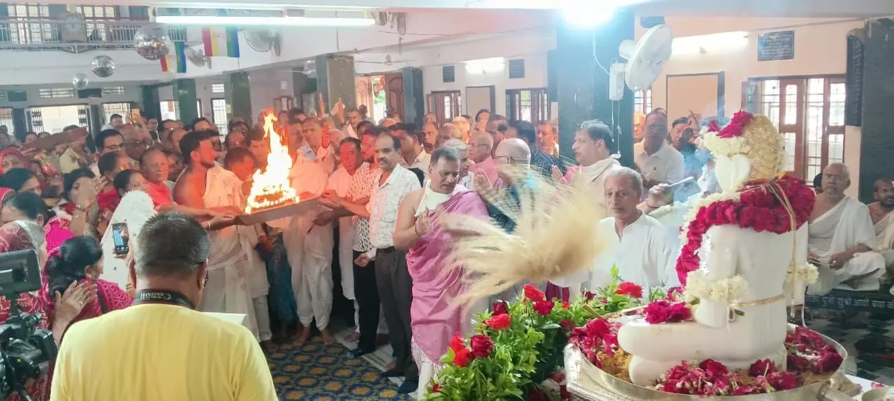 शांतिनाथ जिनालय सेक्टर 3 में हर्षोल्लास से चढ़ाई गई ध्वजा शांतिनाथ जिनालय सेक्टर 3 में हर्षोल्लास से चढ़ाई गई ध्वजा