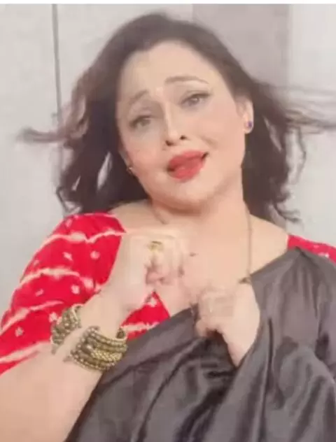 माधवी भाभी ने इस गाने पर ब्लैक साड़ी में किया ग्लैमरस डांस माधवी भाभी ने इस गाने पर ब्लैक साड़ी में किया ग्लैमरस डांस
