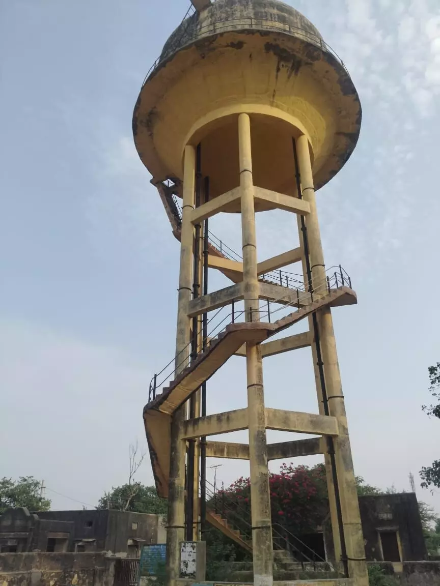 जलापूर्ति व्यवस्था ठप, कुंआ, बावड़ी व हैंडपंप से दूर दराज से लाना पड रहा पानी जलापूर्ति व्यवस्था ठप, कुंआ, बावड़ी व हैंडपंप से दूर दराज से लाना पड रहा पानी