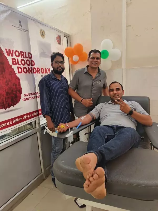 विश्व रक्तदाता दिवस पर यूथ कांग्रेस जिला महासचिव ने किया 13वी बार रक्तदान विश्व रक्तदाता दिवस पर यूथ कांग्रेस जिला महासचिव ने किया 13वी बार रक्तदान