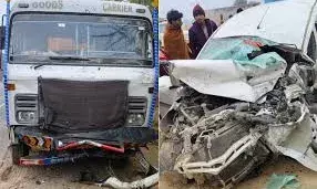 ट्रक और कार की आमने-सामने की टक्कर  में तीन युवकों की मौत