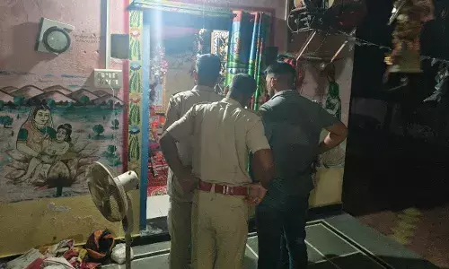 देवनारायण मंदिर से चांदी का छत्र व गाये चोरी