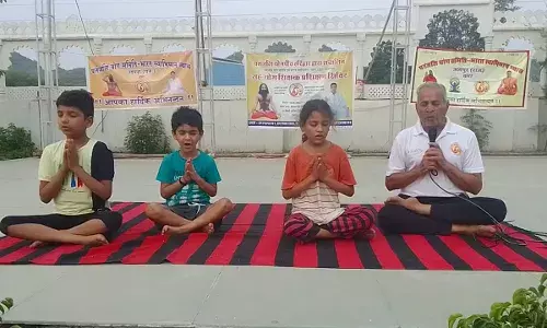 बालयोगी भी कर रहे उत्सुकता के साथ योगाभ्यास
