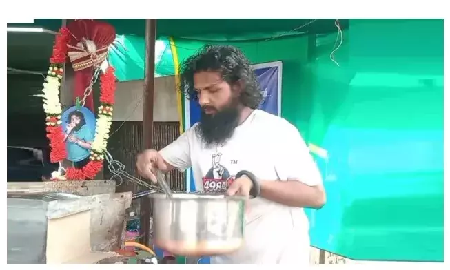 पत्नी ने किया दहेज का केस, हथकड़ी पहनकर ससुराल के बाहर युवक बेच रहा चाय