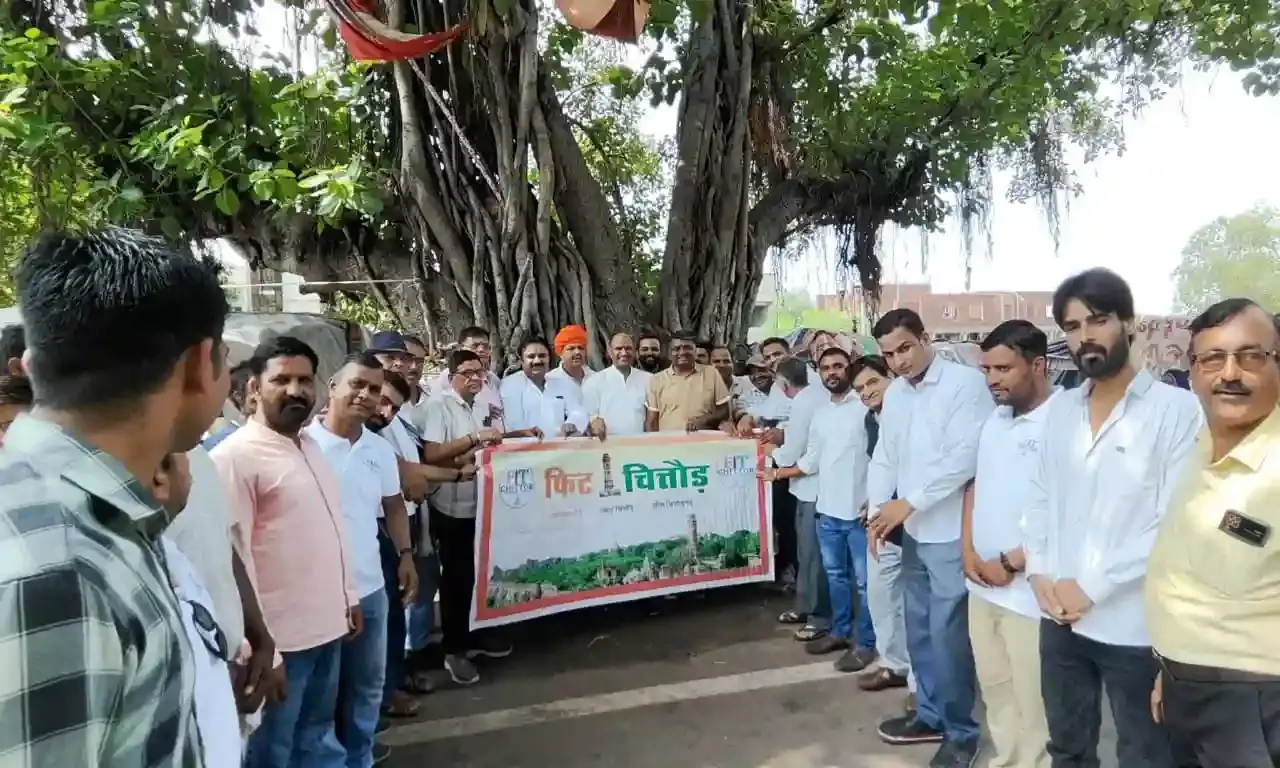 प्राचीन वटवृक्ष की पूजा अर्चना में सांसद सी. पी. जोशी हुए शामिल