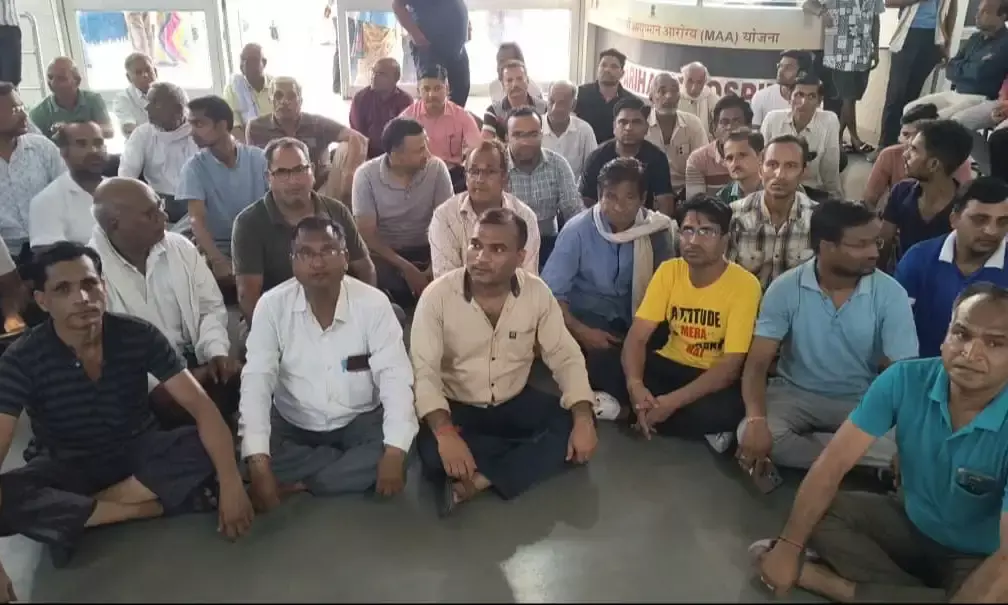 अरिहंत हॉस्पिटल में ऑपरेशन से पहले विवाहिता की बिगड़ी हालत,,किया रेफर हुई मौत, परिजनों का प्रदर्शन अरिहंत हॉस्पिटल में ऑपरेशन से पहले विवाहिता की बिगड़ी हालत,,किया रेफर हुई मौत, परिजनों का प्रदर्शन