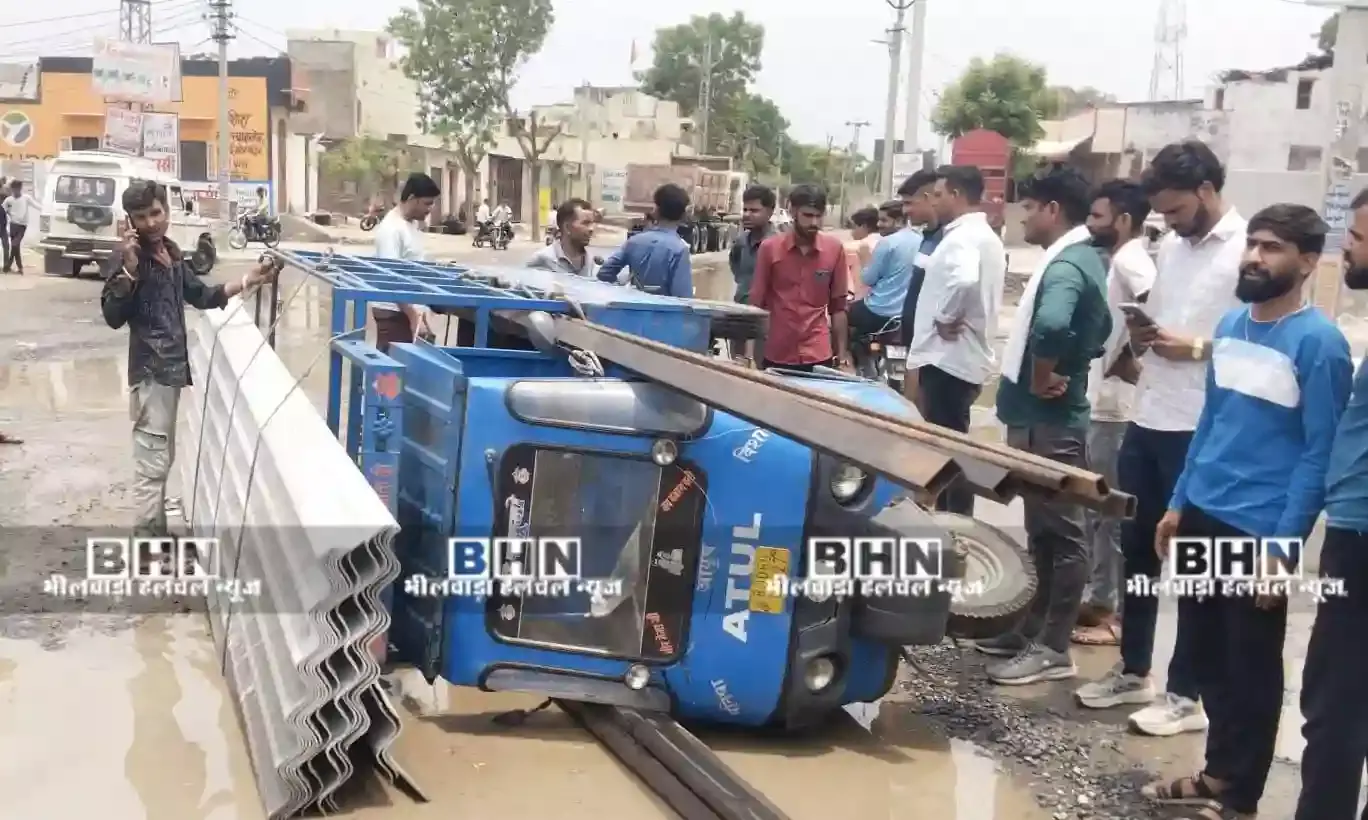 थोड़ी सी बारिश में 7 सो मीटर बिना बने एनएच 158 पर हुआ जल भराव,जल भराव के चलते पलटा टेंपो