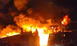 दो फैक्ट्रियों में लगी आग, लाखों  का कपड़ा जल कर राख