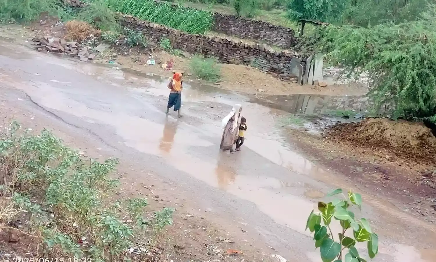 लाडपुरा में बारिश के बाद सड़कों पर बहता पानी