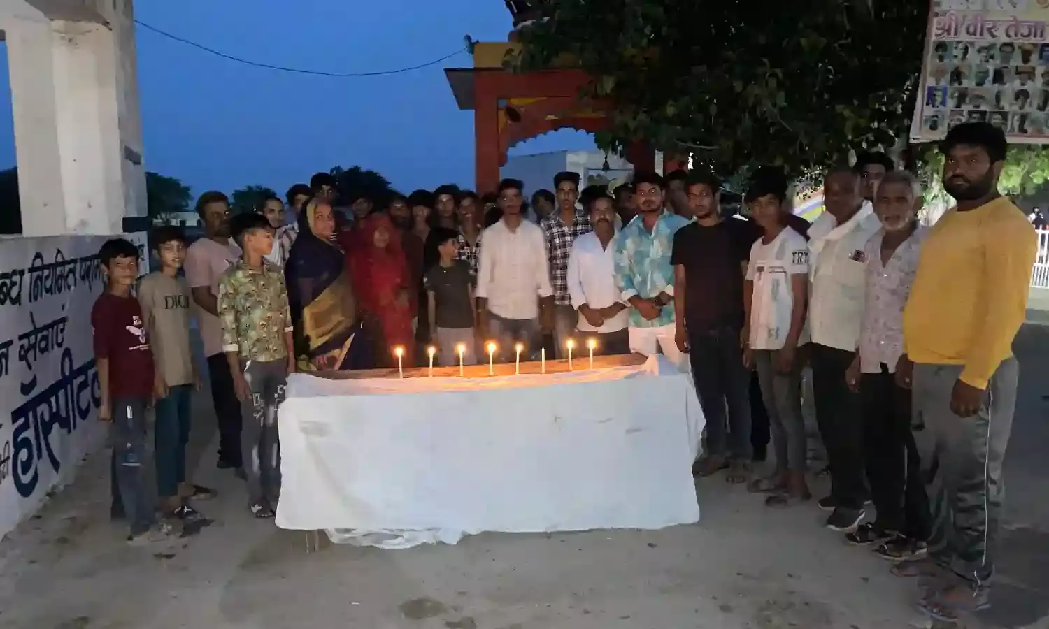 विमान हादसे में जान गंवाने वाले लोगों को श्रद्धांजलि अर्पित की