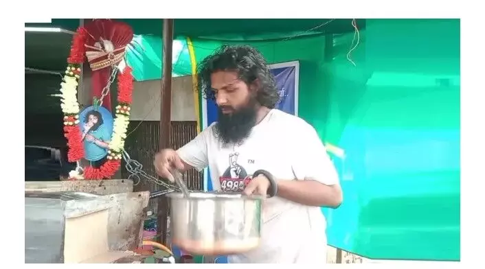 पत्नी ने किया दहेज का केस, हथकड़ी पहनकर ससुराल के बाहर युवक बेच रहा चाय पत्नी ने किया दहेज का केस, हथकड़ी पहनकर ससुराल के बाहर युवक बेच रहा चाय