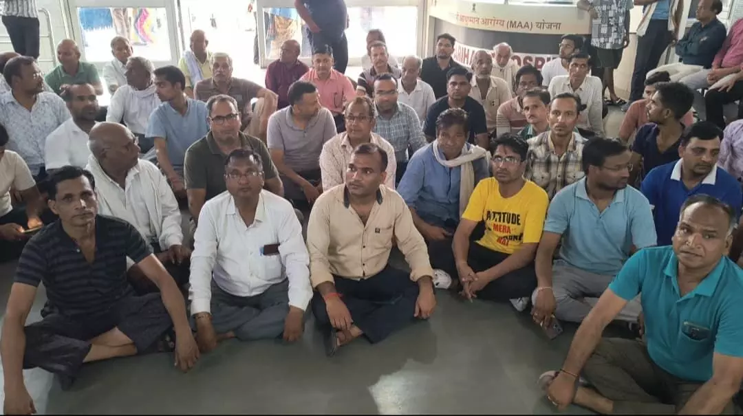 अरिहंत हॉस्पिटल में ऑपरेशन से पहले विवाहिता की बिगड़ी हालत,,किया रेफर हुई मौत, परिजनों का प्रदर्शन अरिहंत हॉस्पिटल में ऑपरेशन से पहले विवाहिता की बिगड़ी हालत,,किया रेफर हुई मौत, परिजनों का प्रदर्शन