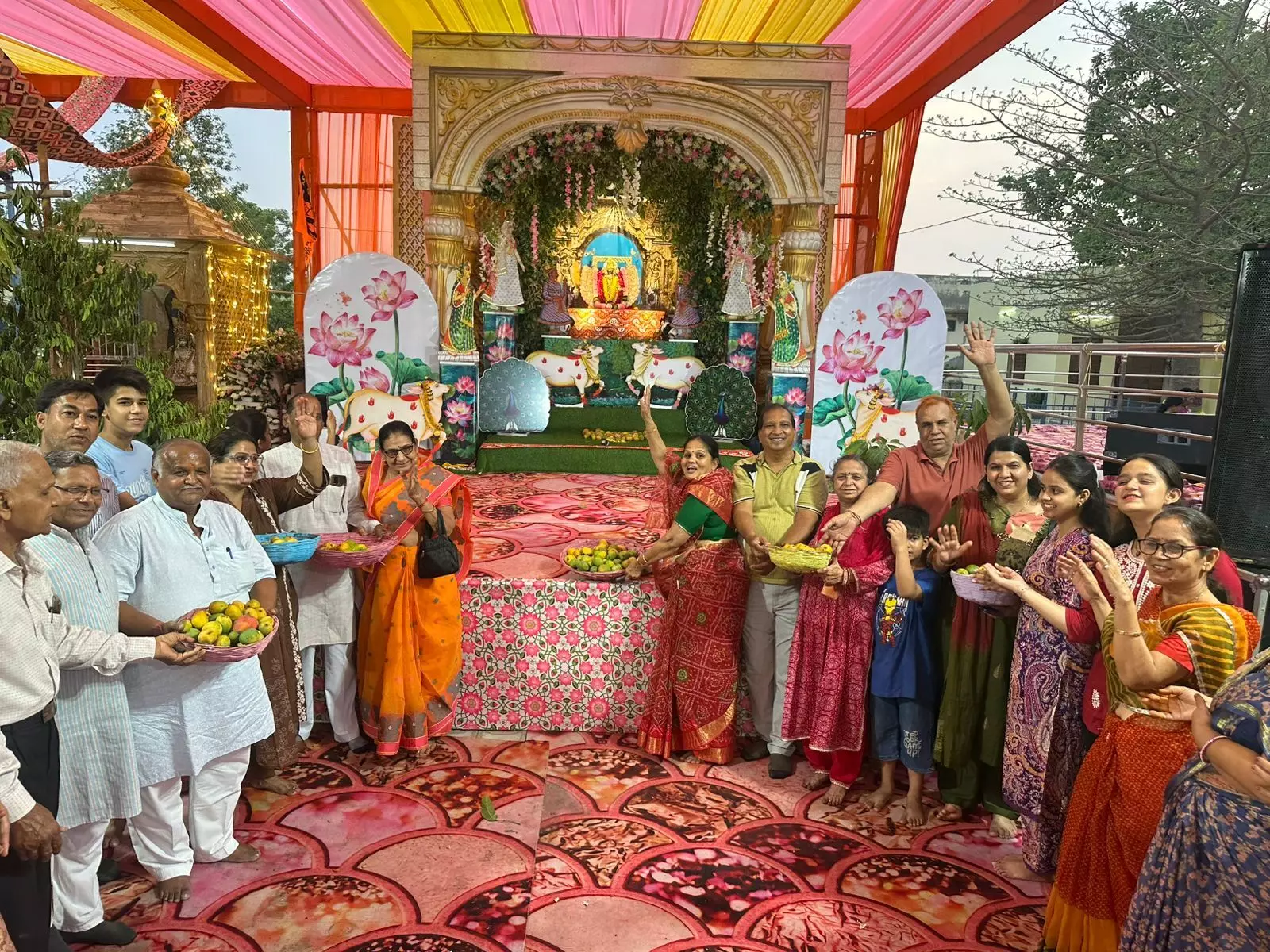 सांवलिया सेठ नौगांवा धाम में नौका विहार महोत्सव: ठाकुर जी के श्रीनाथ स्वरूप में दर्शन को उमड़े सैकड़ो भक्त सांवलिया सेठ नौगांवा धाम में नौका विहार महोत्सव: ठाकुर जी के श्रीनाथ स्वरूप में दर्शन को उमड़े सैकड़ो भक्त