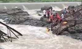 इंद्रायणी नदी पर पुल ढहा; ;6की मौत, 5 लोग बचाए गए, रेस्क्यू जारी इंद्रायणी नदी पर पुल ढहा; ;6की मौत, 5 लोग बचाए गए, रेस्क्यू जारी
