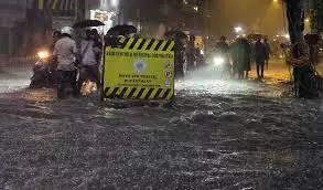 महाराष्ट्र के कई हिस्सों में भारी बारिश से आठ लोगों की मौत महाराष्ट्र के कई हिस्सों में भारी बारिश से आठ लोगों की मौत