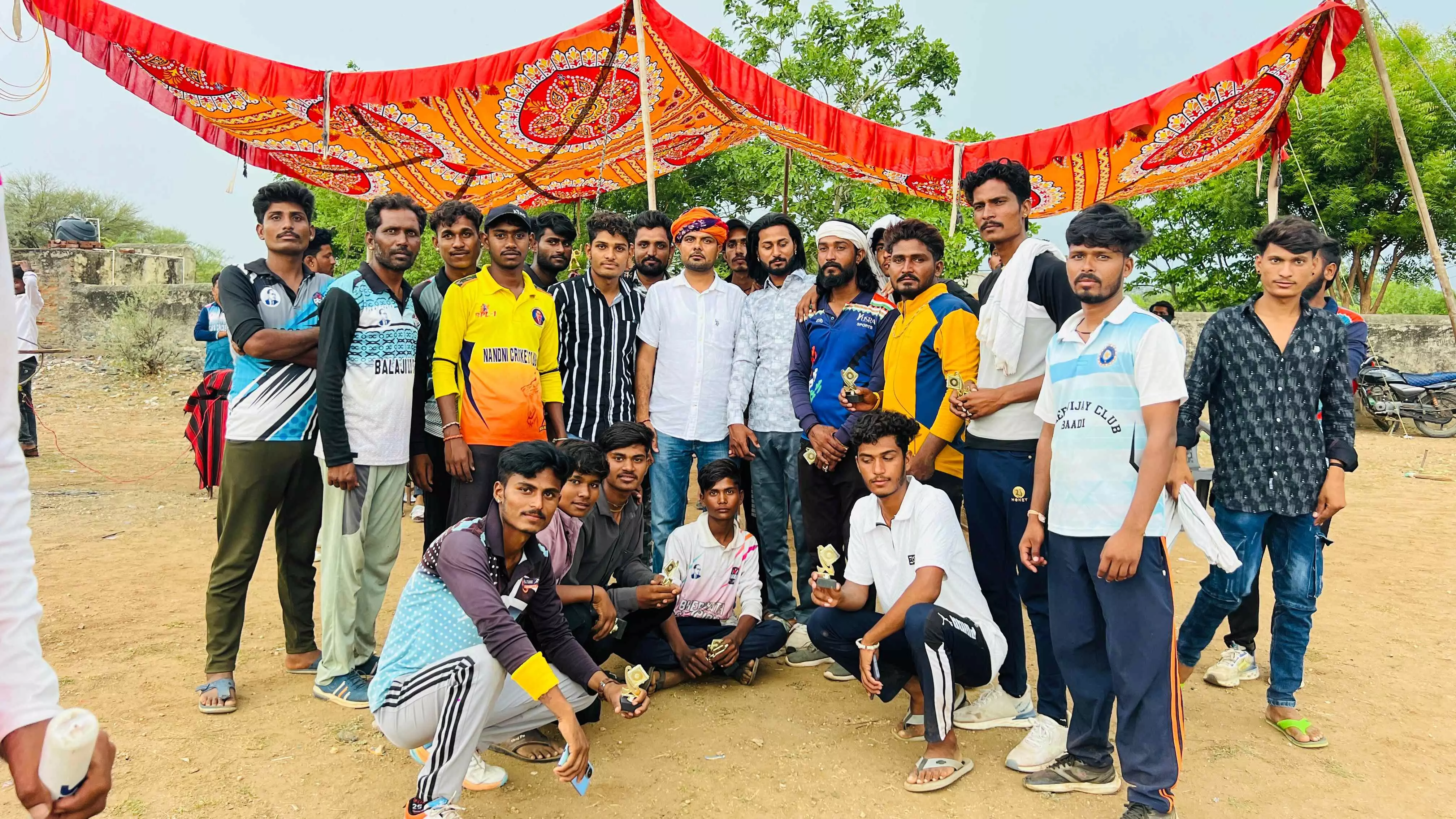 सुरास लक्ष्मीपुर में क्रिकेट महासंग्राम संपन्न, मुख्य अतिथि कुमावत ने खिलाड़ियों का बढ़ाया हौसला सुरास लक्ष्मीपुर में क्रिकेट महासंग्राम संपन्न, मुख्य अतिथि कुमावत ने खिलाड़ियों का बढ़ाया हौसला