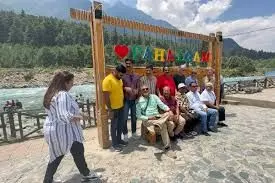 आतंकवादी हमले के 55 दिन बाद गुलजार हुआ पहलगाम, पर्यटकों से खिल उठी वादियां आतंकवादी हमले के 55 दिन बाद गुलजार हुआ पहलगाम, पर्यटकों से खिल उठी वादियां