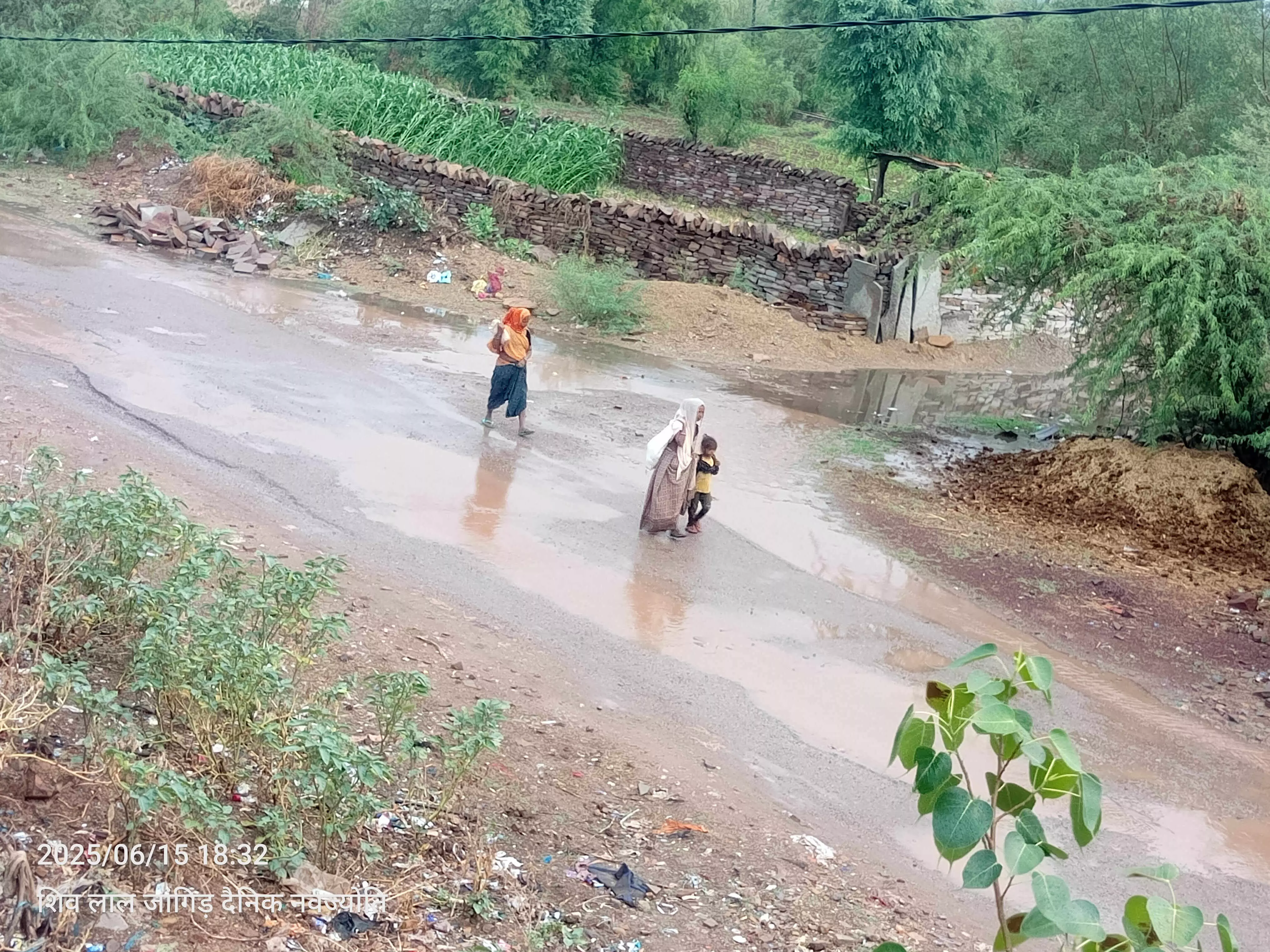 लाडपुरा में बारिश के बाद सड़कों पर बहता पानी लाडपुरा में बारिश के बाद सड़कों पर बहता पानी