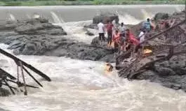 इंद्रायणी नदी पर  पुल ढहा; ;6की मौत, 5 लोग बचाए गए, रेस्क्यू जारी