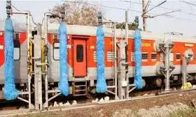 आधुनिक मशीनों से की जा रही ट्रेनों की साफ-सफाई,अब तक देशभर में लगे 80 ऑटोमैटिक कोच वाशिंग प्लांट आधुनिक मशीनों से की जा रही ट्रेनों की साफ-सफाई,अब तक देशभर में लगे 80 ऑटोमैटिक कोच वाशिंग प्लांट
