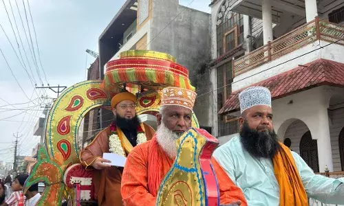 चादर शरीफ का जुलुस निकला व कुल की रस्म आज