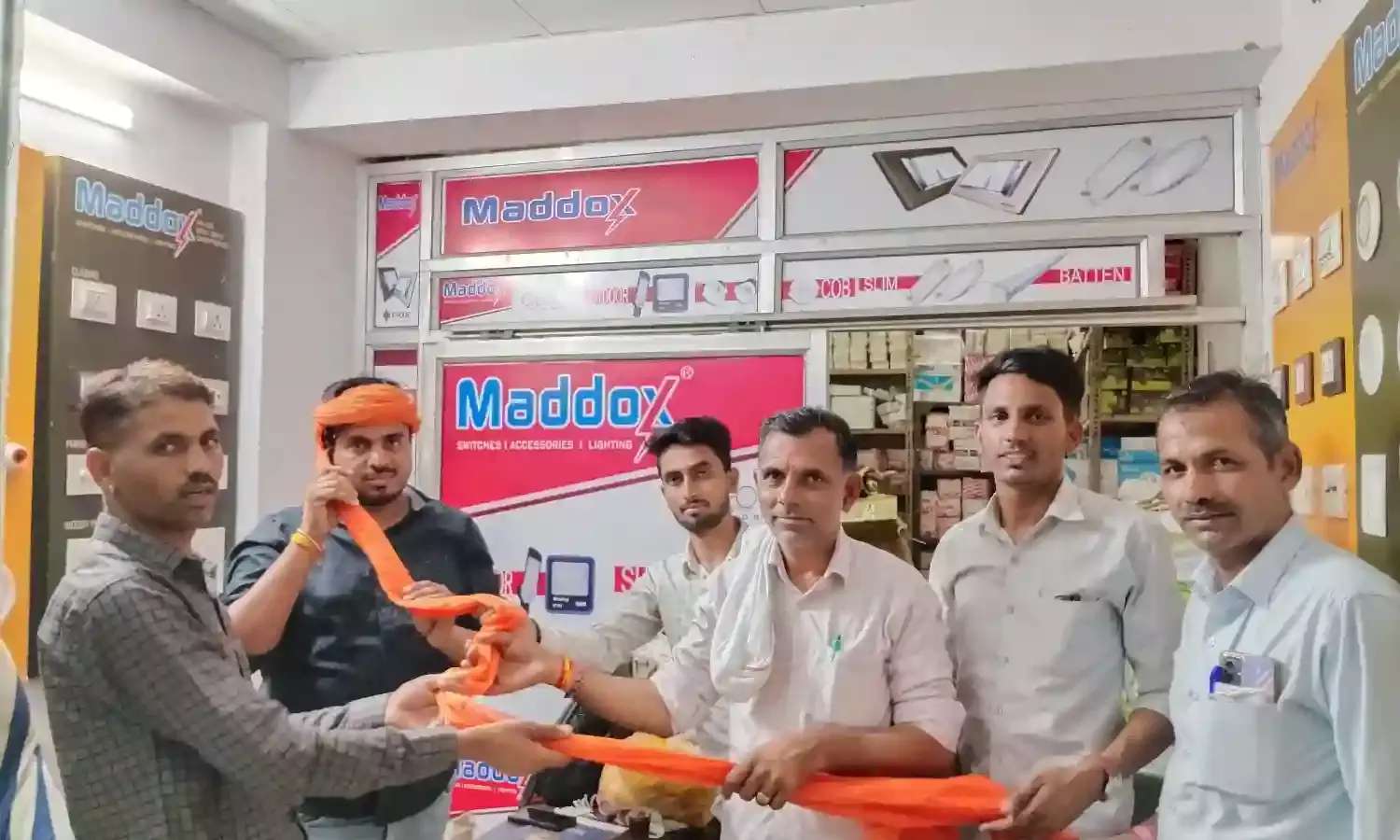 गाडरी का साफा व माला पहना कर किया स्वागत गाडरी का साफा व माला पहना कर किया स्वागत