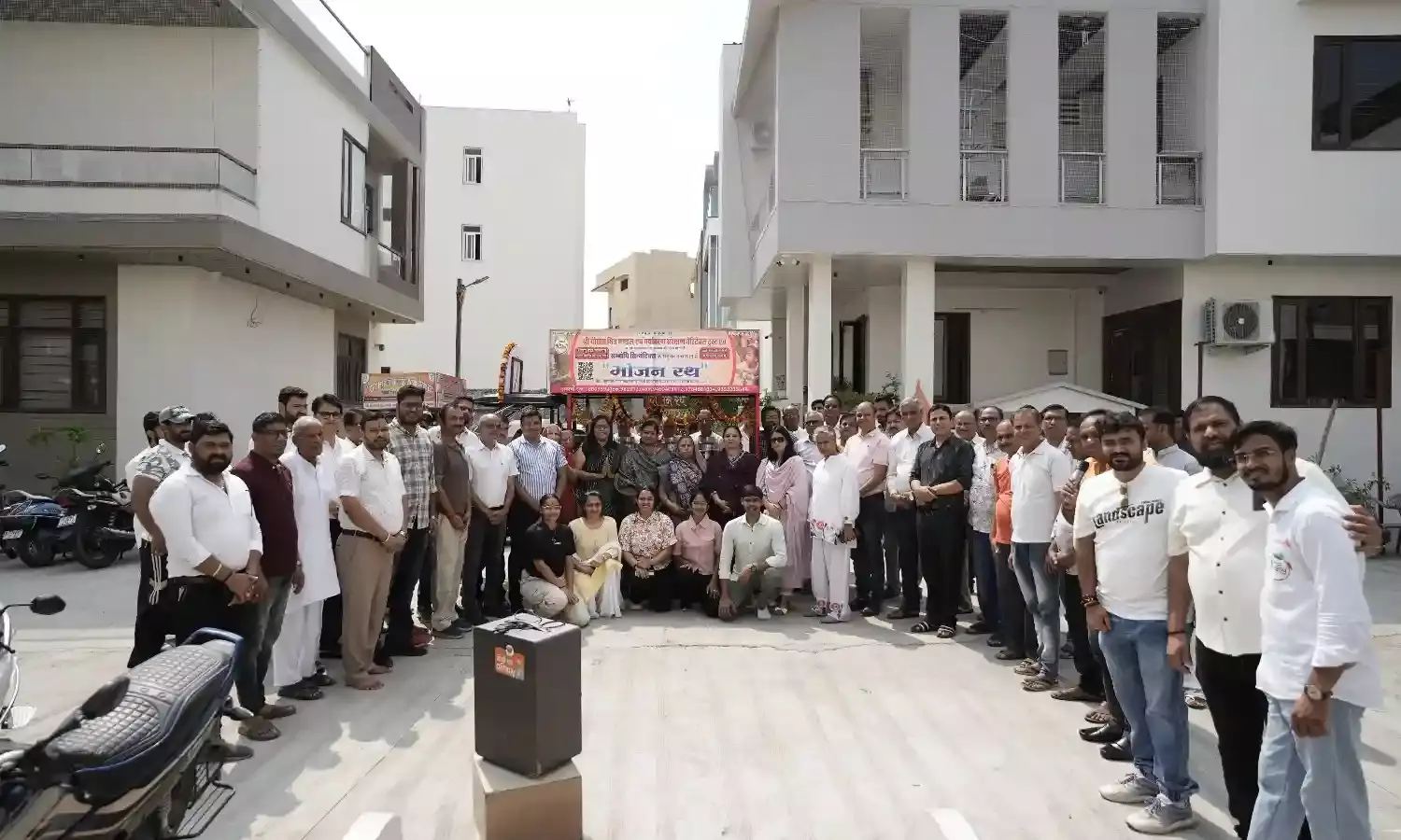 व्यर्थ ना फेंको नाली में हम पहुंचाएंगे थाली में ध्येय के साथ भीलवाड़ा शहर में भोजन रथ का हुआ शुभारंभ