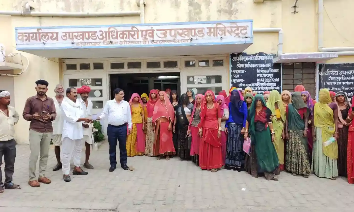 चावंडिया ग्राम विकास अधिकारी से परेशान ग्रामीणों ने पंचायत समिति परिसर में किया प्रदर्शन