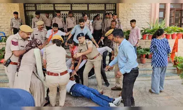 एमडीएस यूनिवर्सिटी में ABVP का हंगामा, गेट का कांच तोड़ा; पुल‍िस से धक्‍का-मुक्‍की