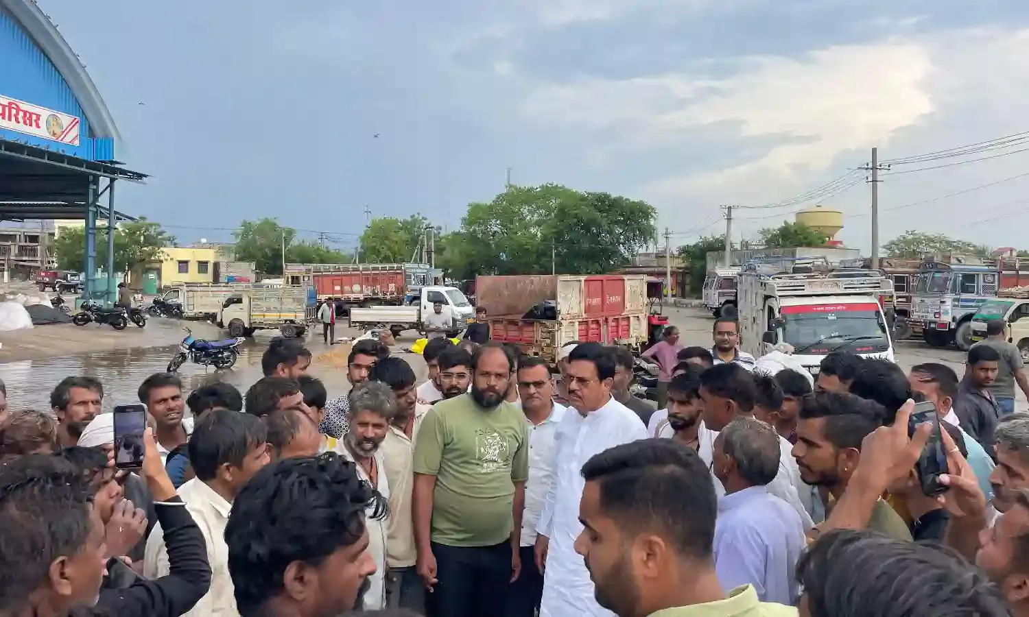 पूर्व सहकारिता आंजना मिले किसानों से बारिश से हुए नुकसान का लिया जायजा