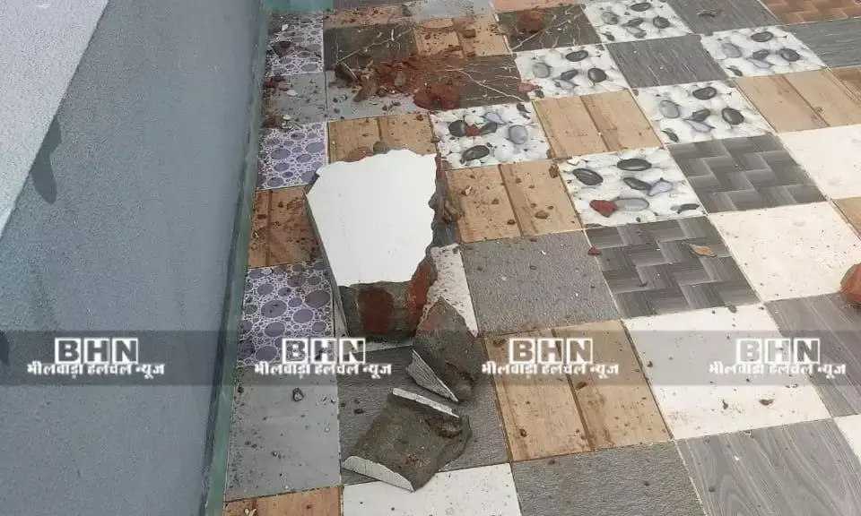 शिक्षक नरेश खटीक के मकान पर गिरी बिजली