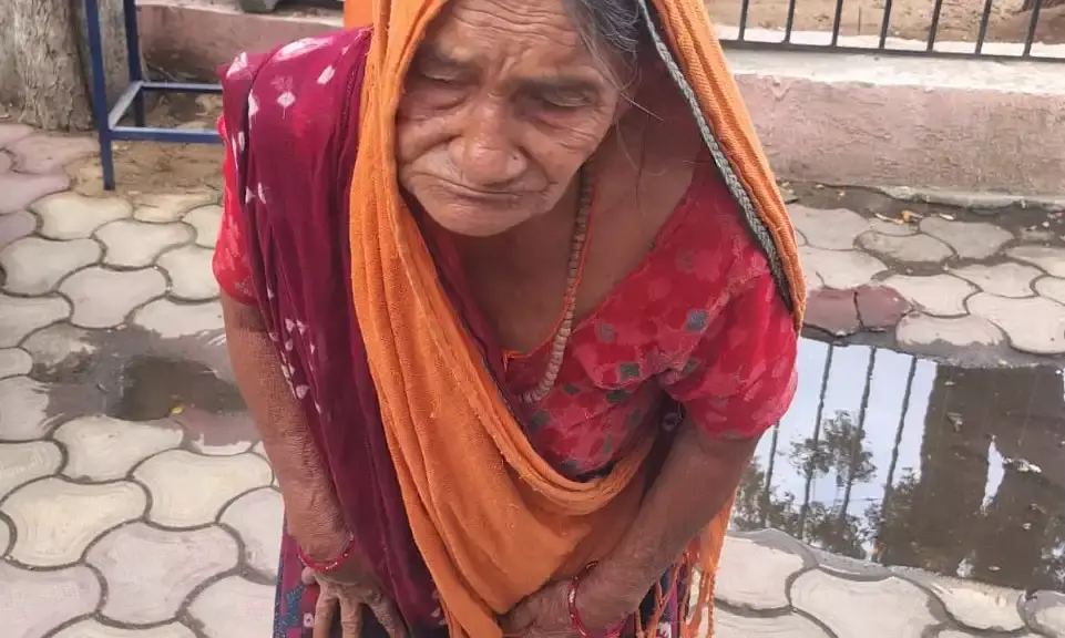 न्यायालय का स्टे होने के बावजूद भी अधिकारियो ने कर दी रजिस्ट्री, पीड़िता ने सौंपा कलक्टर,एसपी को ज्ञापन