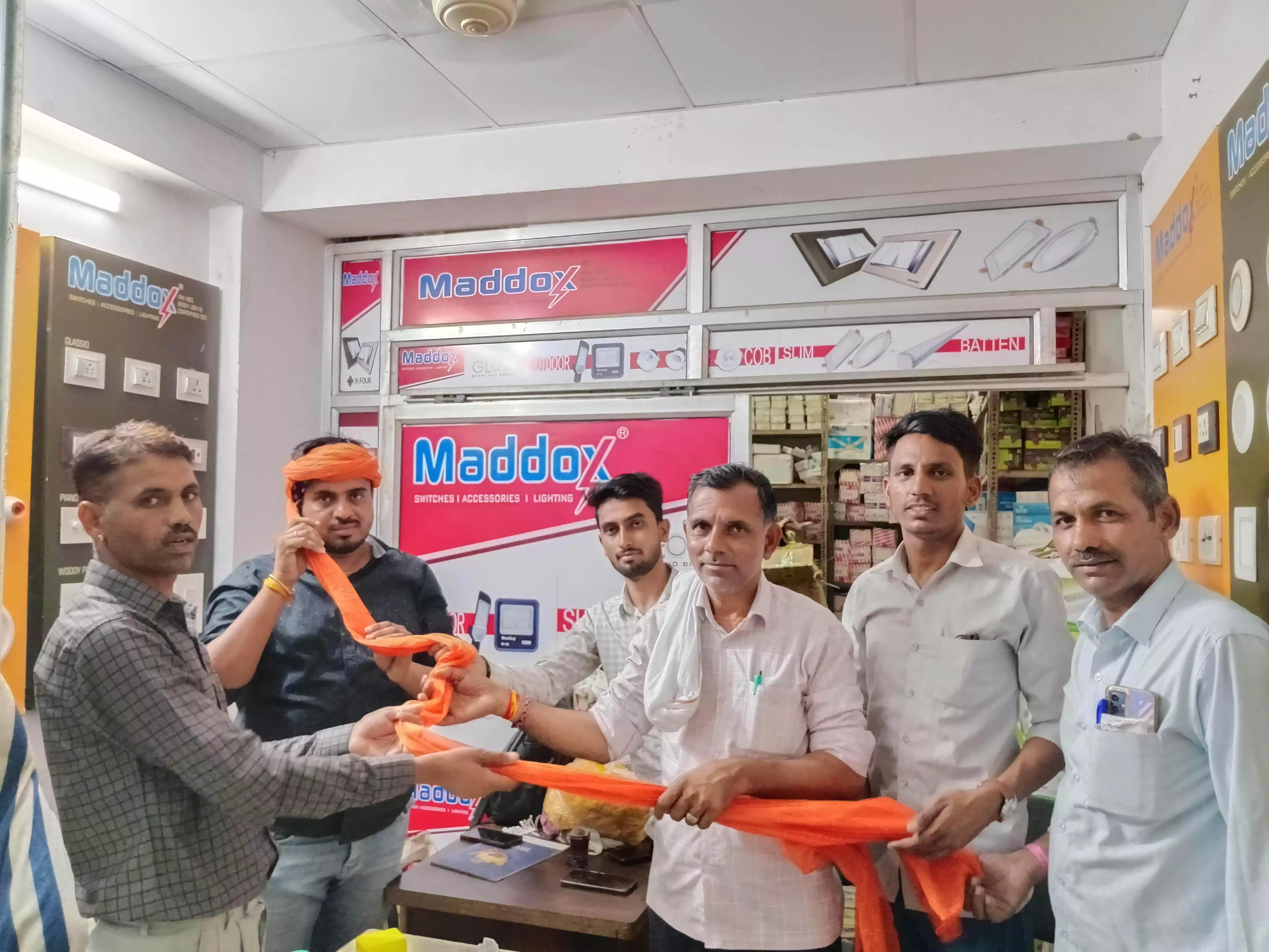 गाडरी का साफा व माला पहना कर किया स्वागत गाडरी का साफा व माला पहना कर किया स्वागत