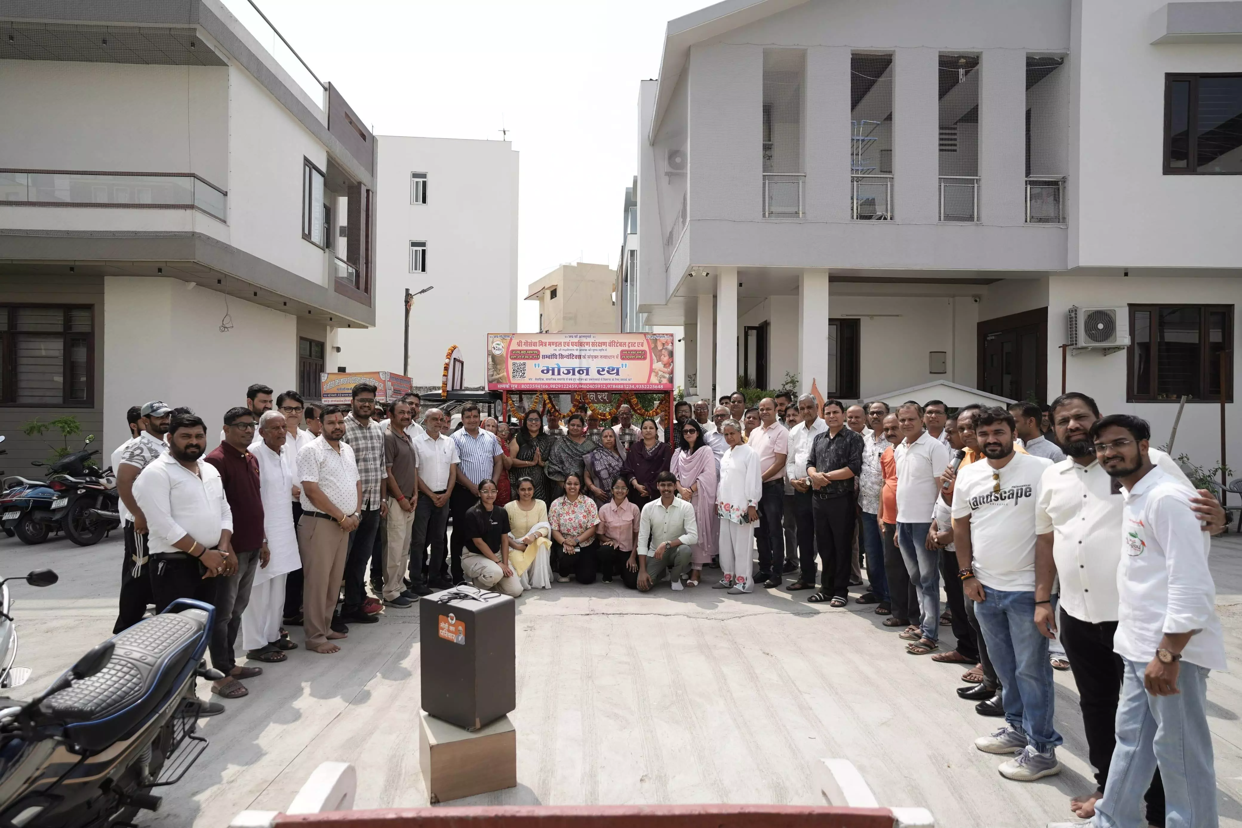 व्यर्थ ना फेंको नाली में हम पहुंचाएंगे थाली में ध्येय के साथ भीलवाड़ा शहर में भोजन रथ का हुआ शुभारंभ