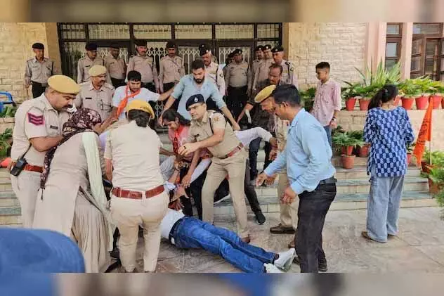 एमडीएस यूनिवर्सिटी में ABVP का हंगामा, गेट का कांच तोड़ा; पुलिस से धक्का-मुक्की एमडीएस यूनिवर्सिटी में ABVP का हंगामा, गेट का कांच तोड़ा; पुलिस से धक्का-मुक्की