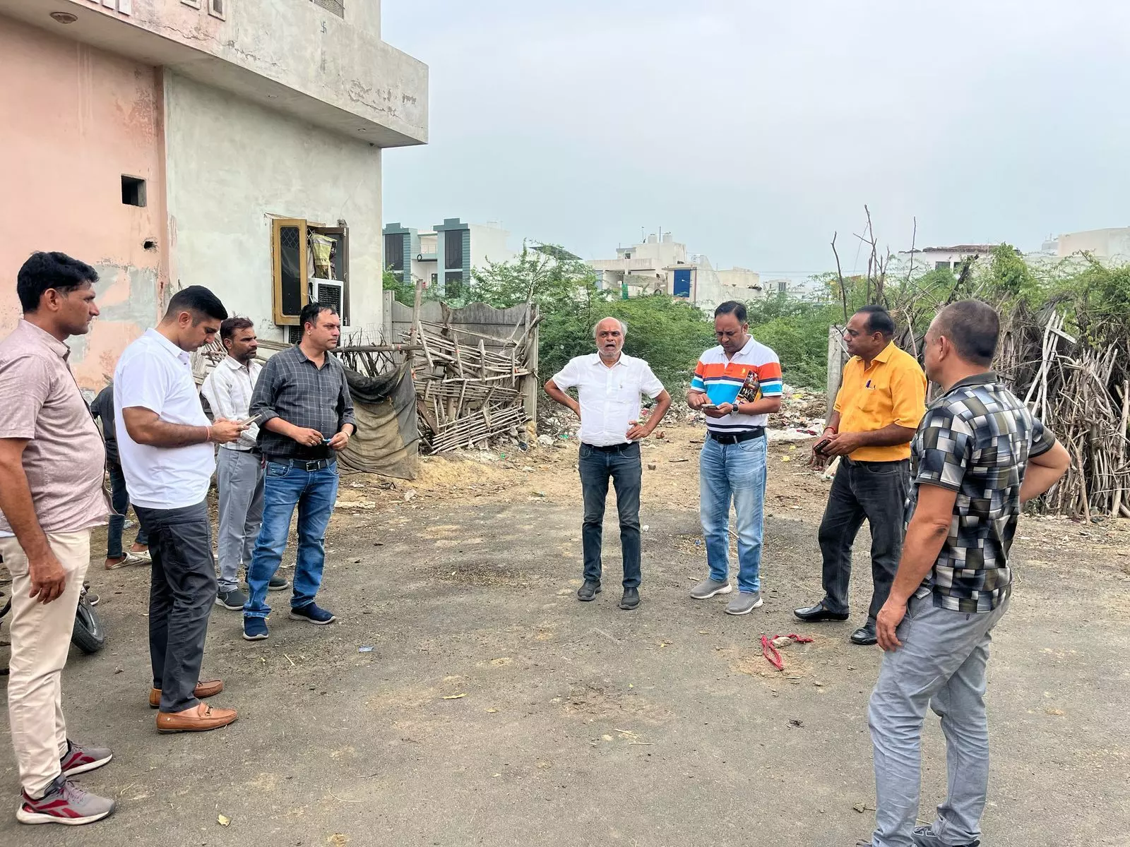 शहर विधायक कोठारी ने पुलिस अधिकारियों के साथ थाना गांधीनगर भवन के लिए विभिन्न स्थानों को देखा शहर विधायक कोठारी ने पुलिस अधिकारियों के साथ थाना गांधीनगर भवन के लिए विभिन्न स्थानों को देखा