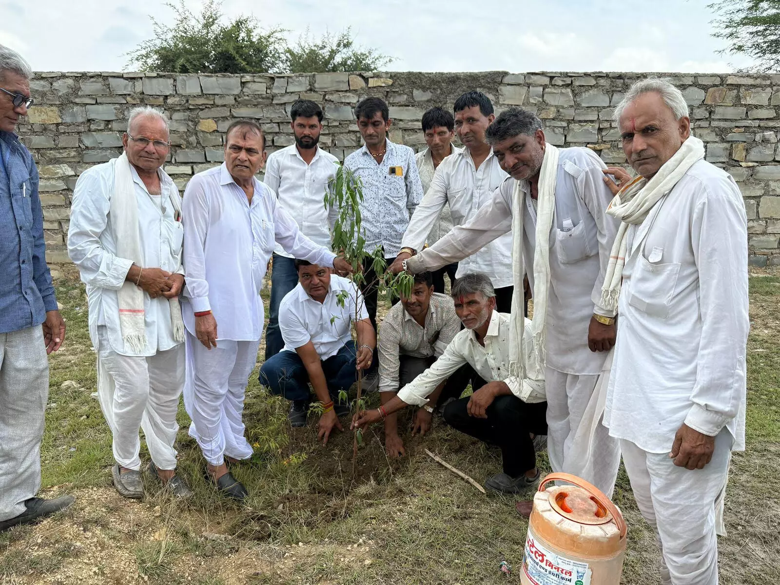 जिला प्रमुख अहीर एवं प्रधान धाकड़ ने किया पौधरोपण