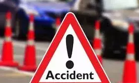 सडक़ हादसे में प्रौढ़ की मौत, युवक ने ब्लेड से रेता खुद का गला