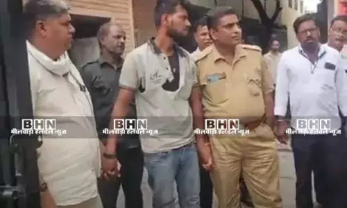 बाइक चोरी के शक में युवक की लोगों ने कर दी पिटाई, किया पुलिस के सुपुर्द बाइक चोरी के शक में युवक की लोगों ने कर दी पिटाई, किया पुलिस के सुपुर्द